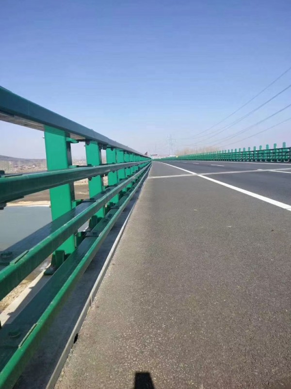 三橫梁高速公路防撞護欄